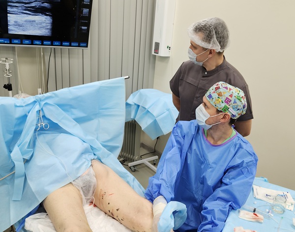 Эндоваскулярный хирург-флеболог Побережный Владимир Ярославович в операционной на мастер-классе