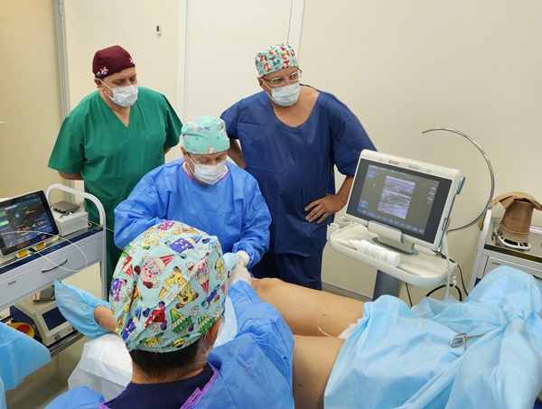 Евгений Аркадьевич наблюдает за работой авторов Тотал ЭВЛК Семенова А.Ю. и Раскина В.В.