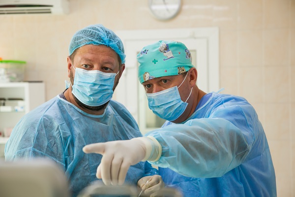 Хирурги-флебологи во время лазерной операции