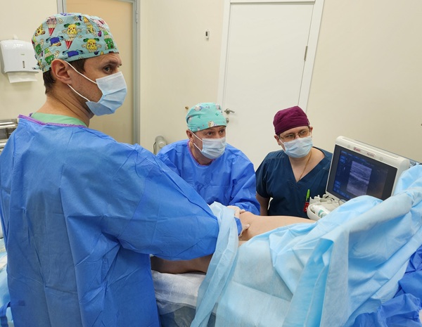 Phlebologist I. V. Kobzev learns Сердечно-сосудистый хирург Кобзев Илья Викторович в операционной "Центра Флебологии доктора № 1"intricacies of total EVLK performed by A. Yu. Semenov and V. V. Raskin