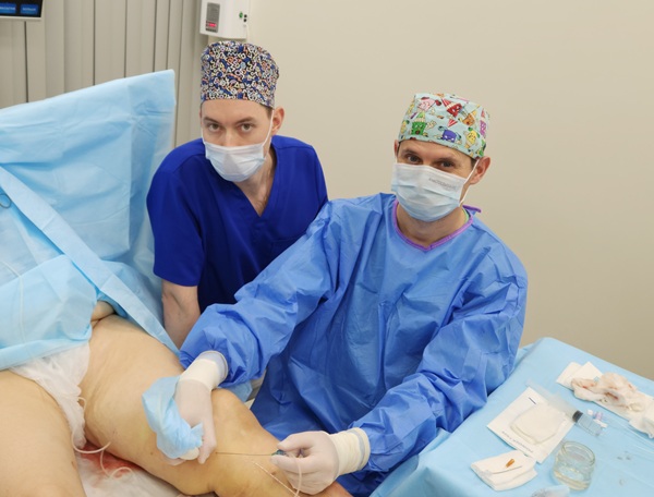 Хирург-флеболог Петров Константин Юрьевич в операционной на мастер-классе