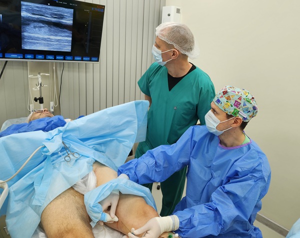 Флеболог Александренков Н.В. постигает методику тотал ЭВЛК в исполнении Раскина В.В.