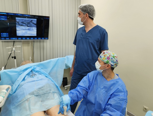 Флеболог Миновархужаев Р.Р. постигает тонкости тотальной лазерной коагуляции вен в исполнении Раскина В.В.