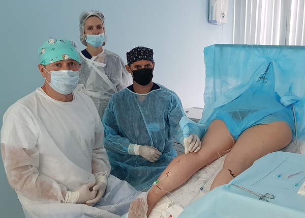 Флебологи Раскин В.В. и Могунова Е.А. во время лазерной операции в "МИФЦ"